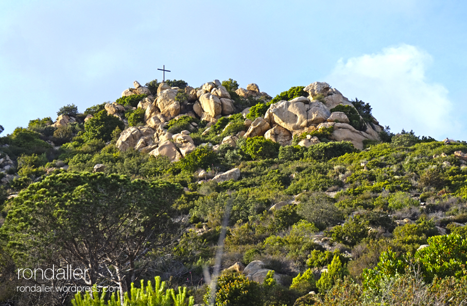 Cim del Montcabrer amb la creu.     