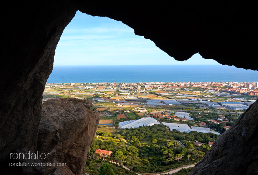 Panoràmica de la costa des de l'interior de La Cova de les Encantades del Montcabrer. Cabrils. 