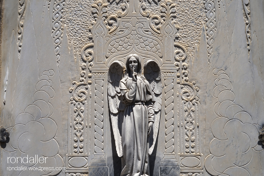 Escultura d'un àngel al Cementiri de Santa Pau. Garrotxa