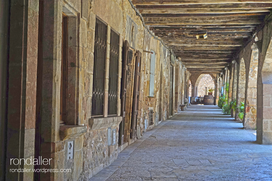 Porxades al Firal dels Bous. Vila medieval de Santa Pau. Garrotxa