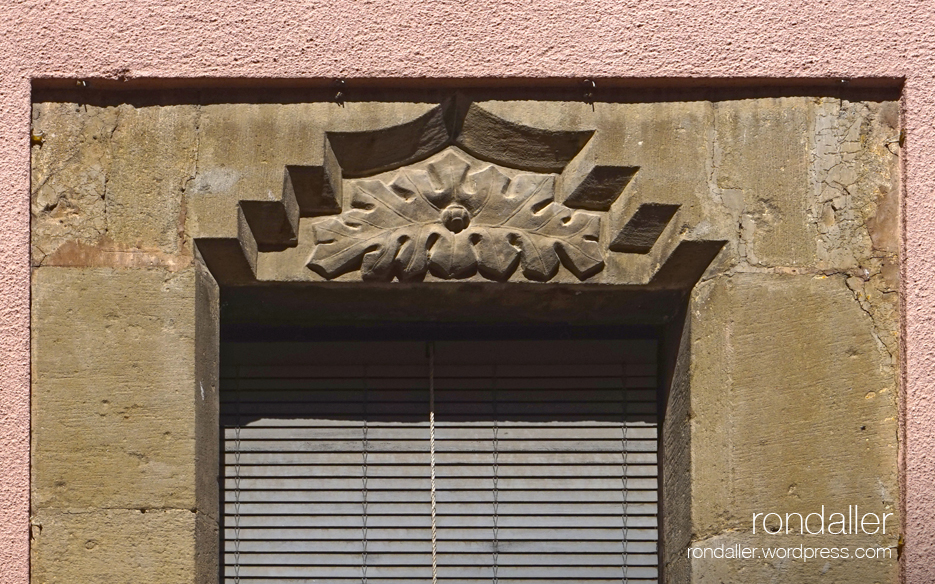 Llinda de finestra al carrer Socós amb unes fulles de card per espantar bruixes.