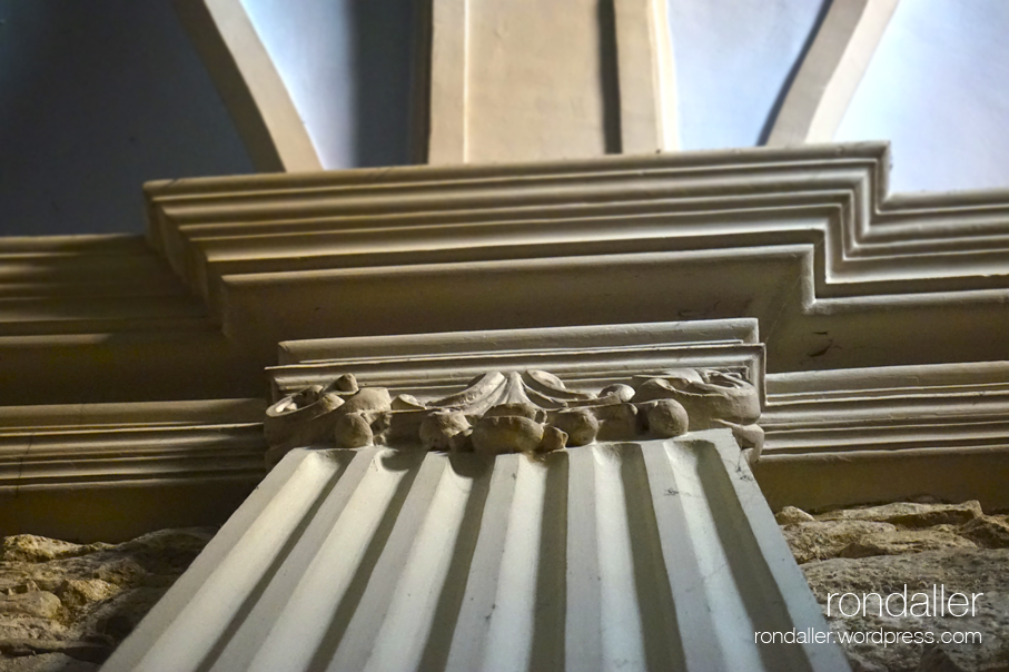 Decoración interior de la Capella del Socós de Centelles. Osona