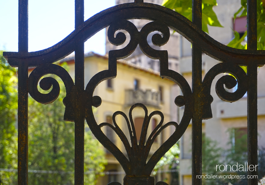 Reixa noucentista d'entrada als jardins de Can Xicorrei. Centelles