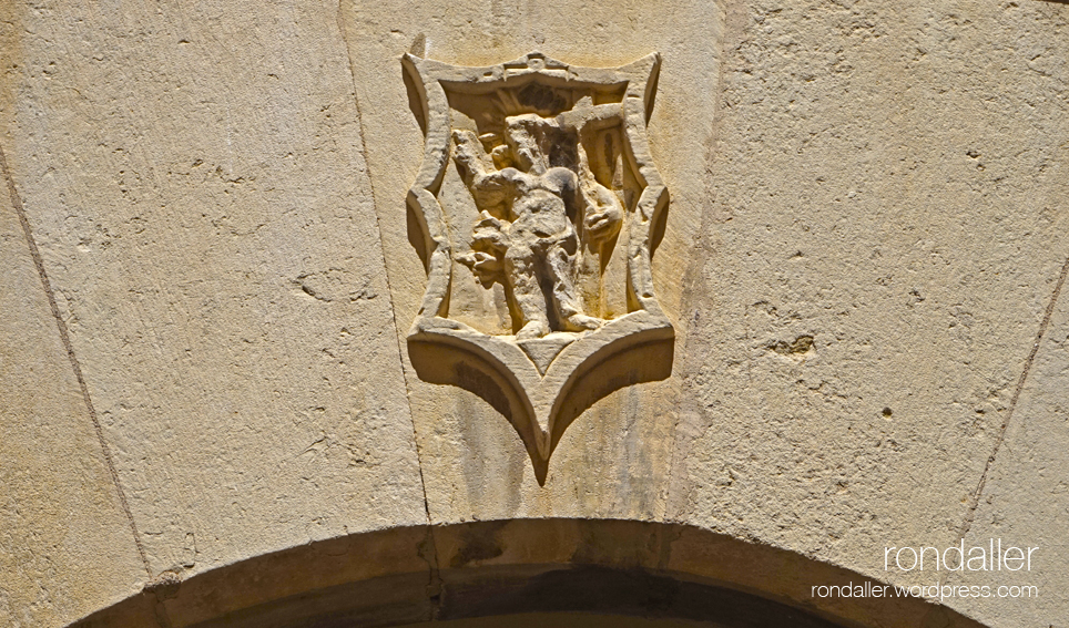 Segon itinerari per Centelles (Osona). Escut a la llinda d'un portal.