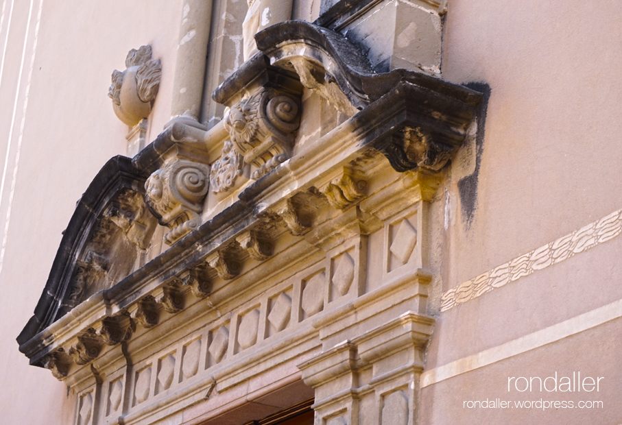 Portal barroc de l'església de Centelles (Osona)