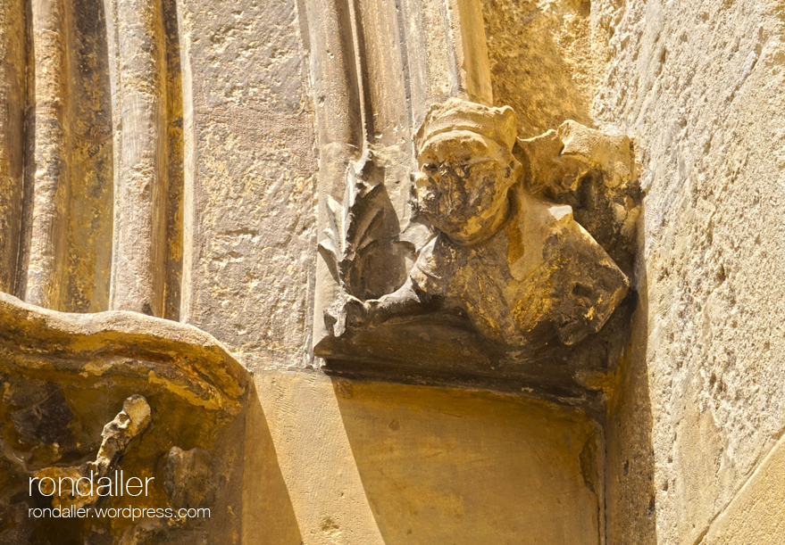 basílica de Santa Maria de Vilafranca del Penedès. Detall d'un personatge eclesiàstic esculpit a la porta.