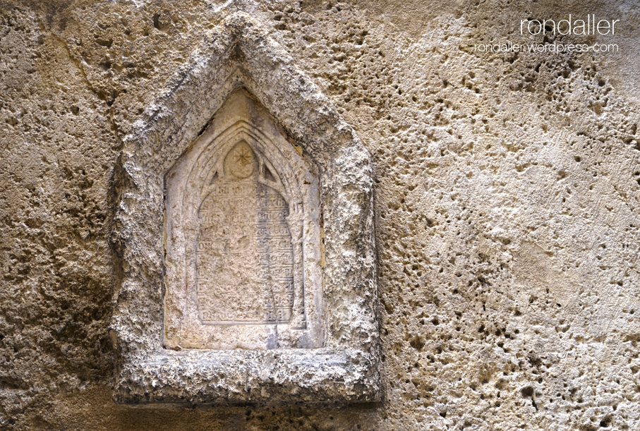 Inscripció a la porta sud de la basílica