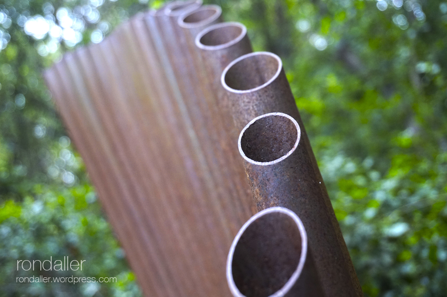 Bosc artístic d'Ernest Borràs a Dosrius (Maresme). Escultura de tubs de ferro.