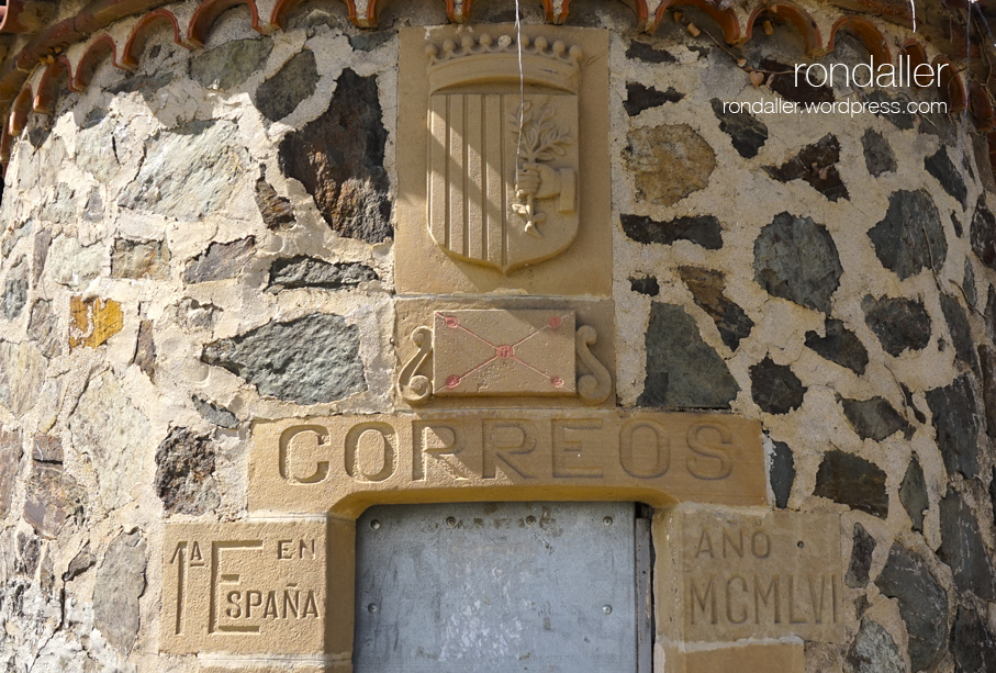 La primera estafeta rural de correus. Valldeix. Porta amb l'escut de Mataró