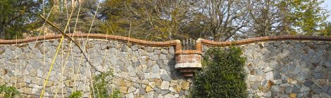 Mur de la tanca exterior del mas de Can Bordoi, a la serralada Litoral, dins el terme de Llinars del Vallès.