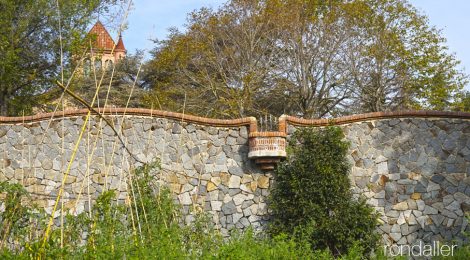 Mur de la tanca exterior del mas de Can Bordoi, a la serralada Litoral, dins el terme de Llinars del Vallès.