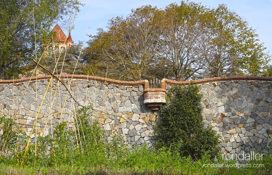 Mur de la tanca exterior del mas de Can Bordoi, a la serralada Litoral, dins el terme de Llinars del Vallès.