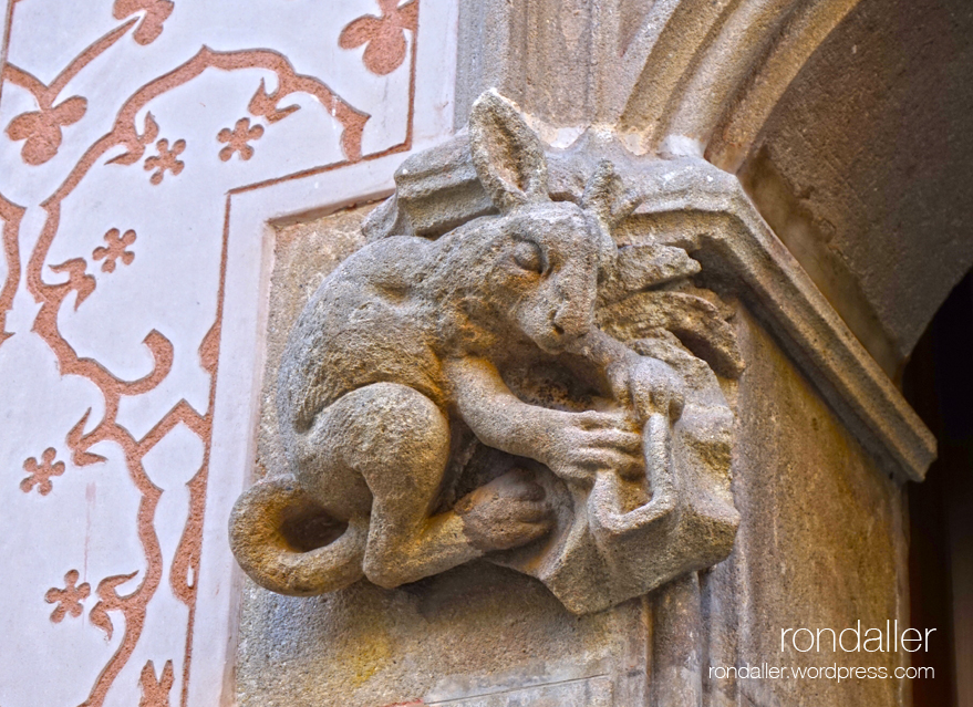 Casa Coll i regàs. Mataró. Maresme. Modernisme. escultura d'una llebre amb un drap.