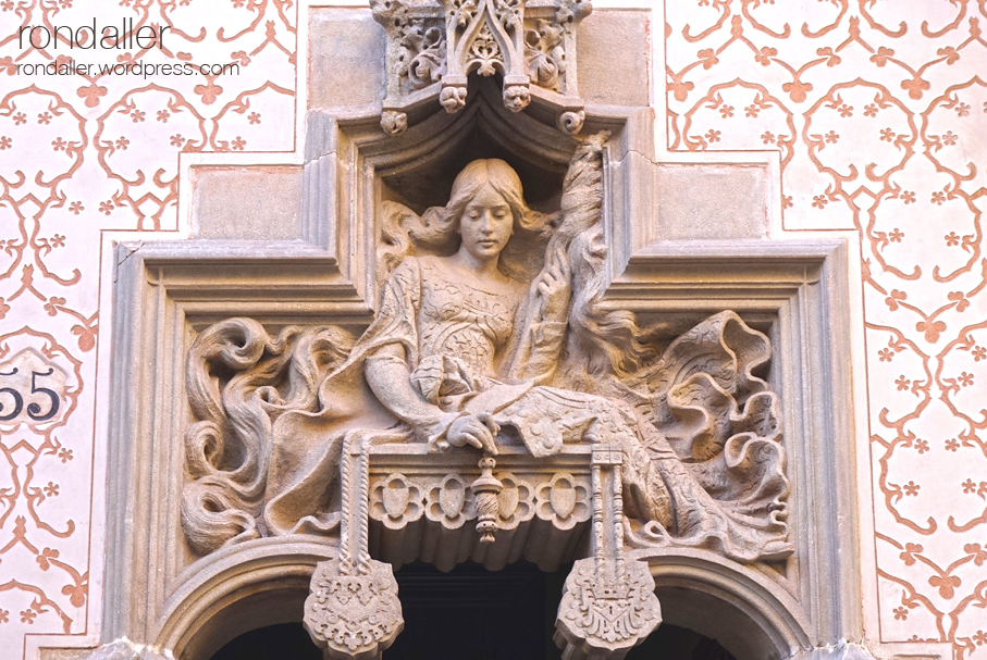 Casa Coll i regàs. Mataró. Maresme. Modernisme. Escultura d'una noia filant a la porta.