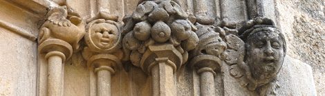 Portalada gòtica de l'església Vella de Sant Andreu de Llavaneres. Maresme.