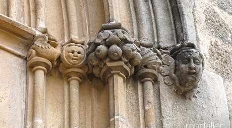 Portalada gòtica de l'església Vella de Sant Andreu de Llavaneres. Maresme.