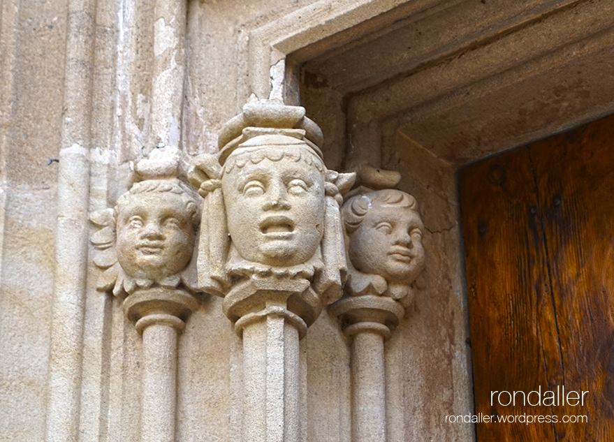 Detall de la portalada gòtica de l'Església Antiga de Sant Andreu de Llavaneres. Maresme.