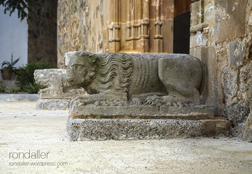 Església de Sant Andreu de Llavaneres. Lleó exempt a la porta.