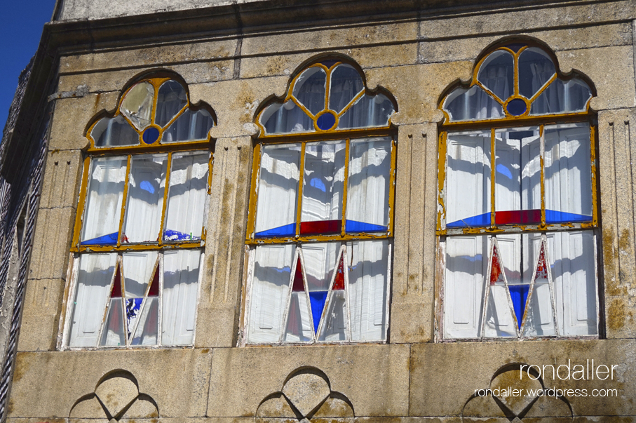 Visita a lIlla de Arousa (Pontevedra). Finestres amb acolorits vidres.