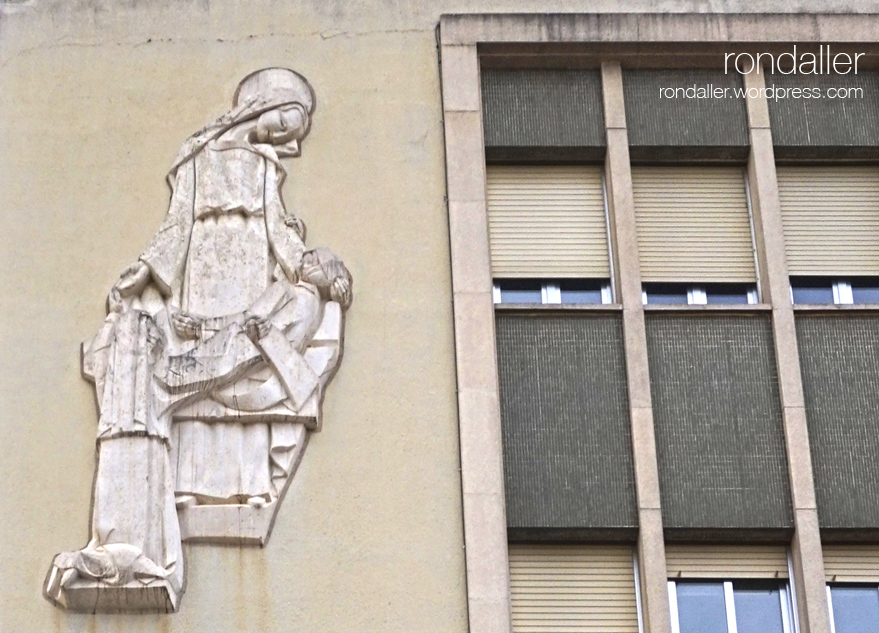 Relleu de Maria a la façana de la Clínica Salus Infirmorum de Banyoles, Pla de l'Estany. 