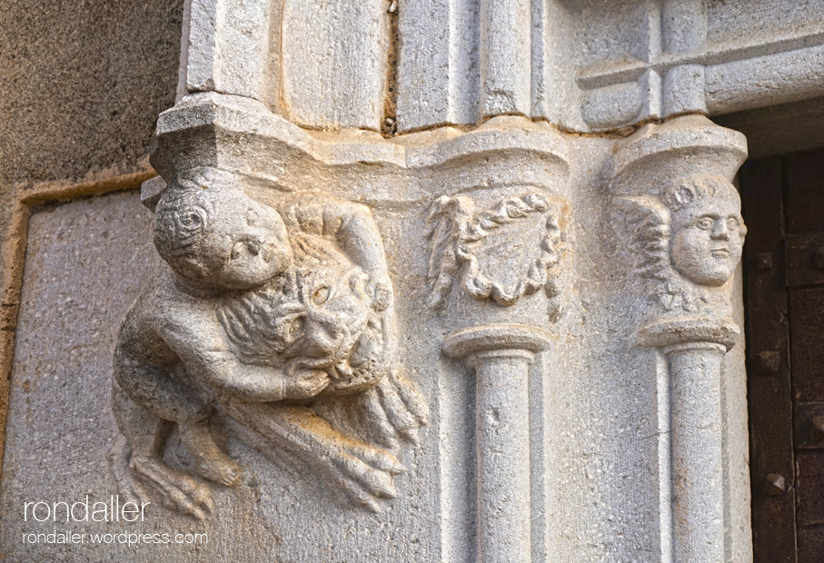 Sant Vicenç d'Espinelves. Detall de la portalada de l'església de Sant Vicenç de Canet d'Adri, Vall de Llémena, Gironès. 