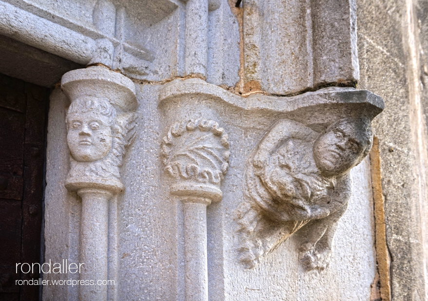 Sant Vicenç de Canet d'Adri. Capitells de la portalada de l'església.