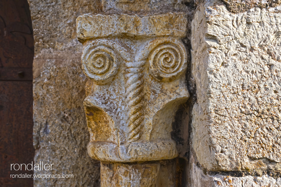 Sant Llorenç d’Adri, Vall de Llémena, Gironès. Capitell amb una doble espiral.