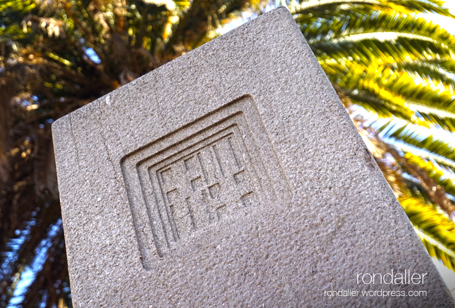 Font noucentista de la Sardana a la plaça Tetuan de Barcelona.