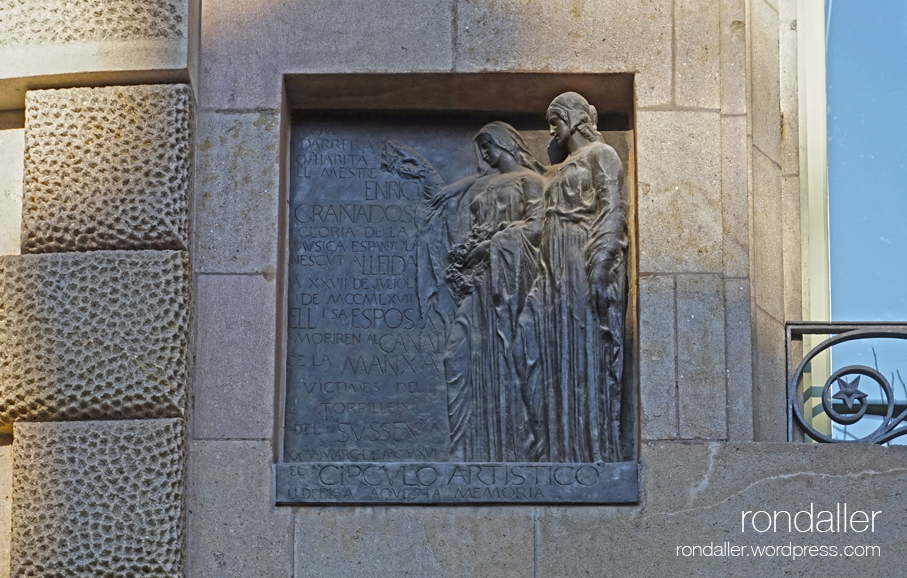 placa commemorativa a Enric Granados, al carrer Girona de Barcelona, realitzada per, Joan Borrell