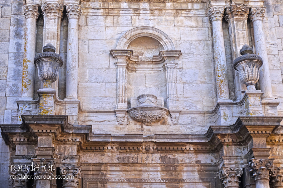 Església de Sant Fèlix de Celrà. La portalada neoclàssica.