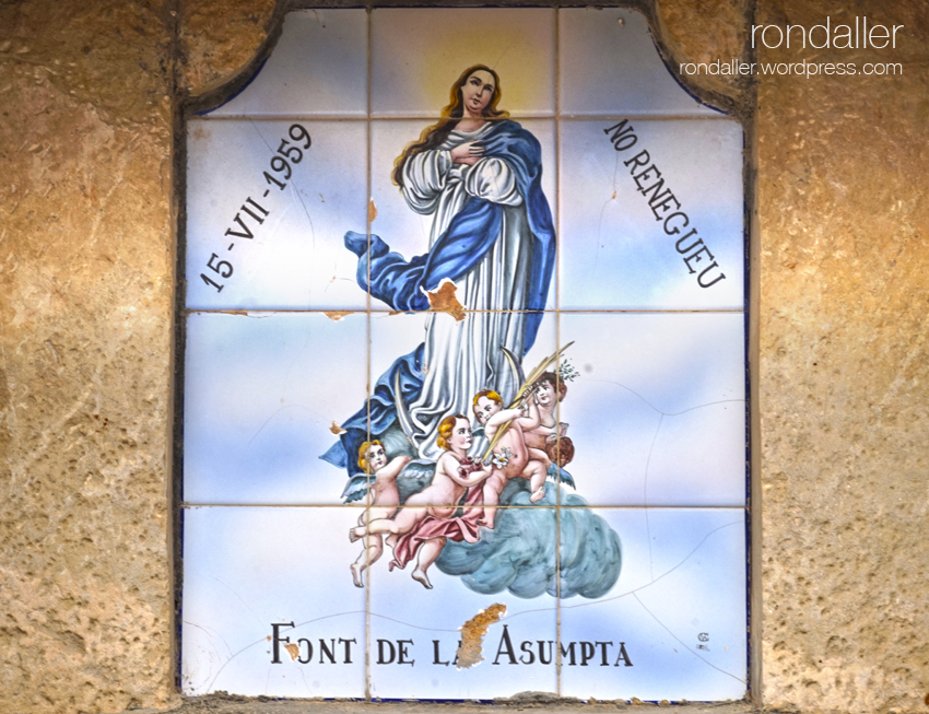 Font de l'Assumpta de Corbera d'Ebre, Terra Alta. Plafó ceràmic amb la imatge de la Verge.