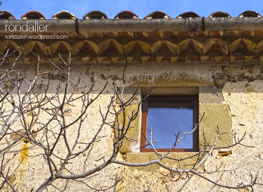 Les Encies a Les Planes d'Hostoles, Garrotxa. Ràfec amb teules decorades.