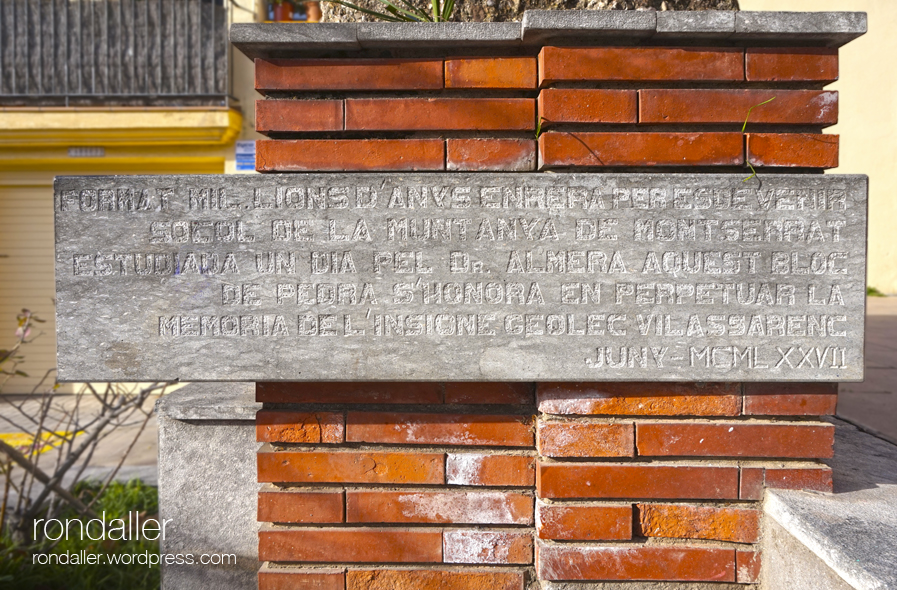 Monument a Jaume Almera a Vilassar de Mar (Maresme). Detall de la inscripció.