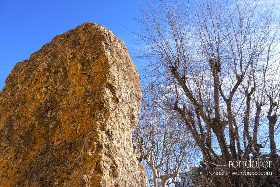 Monument Jaume Almera, Vilassar de Mar, Maresme, roca