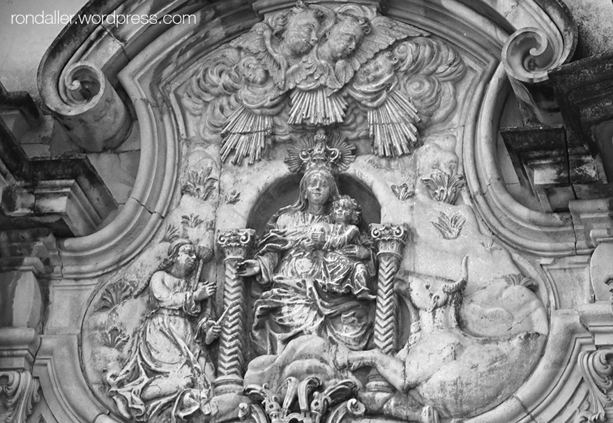 Imatge de la Mare de Déu a la portalada barroca del Santuari de la Gleva, Les Masies de Voltregà. Osona. 