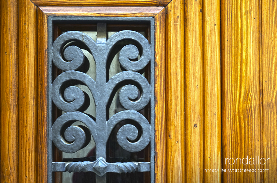 Porta de la Casa Comet. Segon itinerari per Figueres, Alt Empordà. 