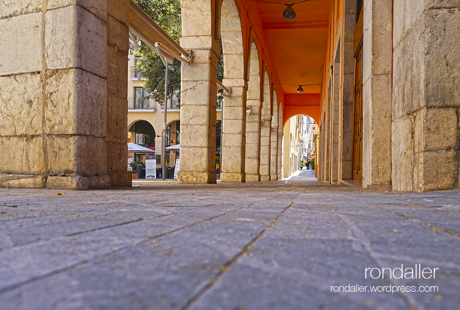 Arcades de la plaça de les Patates de Figueres.