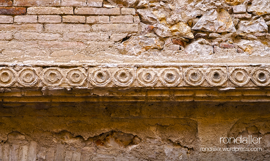 Segon itinerari per Figueres, Alt Empordà. Fris decoratiu de la Casa Romaguera.