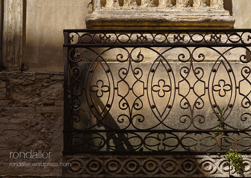 Segon itinerari per Figueres, Alt Empordà. Balcó de la Casa Romaguera.