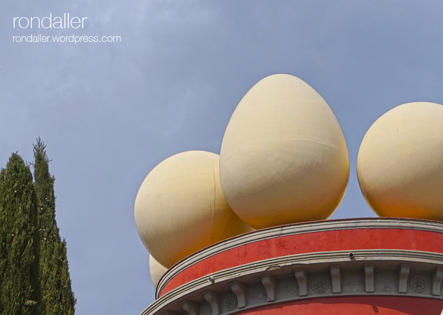 Segon itinerari per Figueres, Alt Empordà. Torre del Teatre-Museu Dalí decorada amb grans ous.