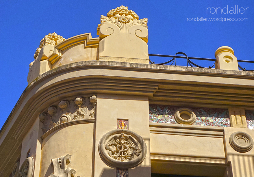 Visita al nucli antic de Figueres. Alt Empordà. Medalló al Casino Menestral amb la representació de la indústria.