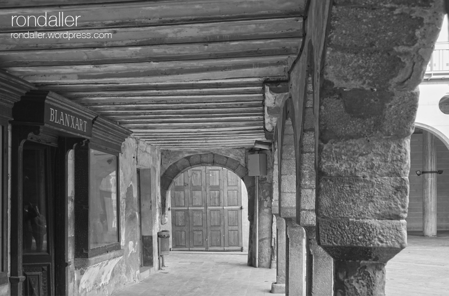 Arcades de la Plaça Major de Sant Joan de les Abadesses. Ripollès.