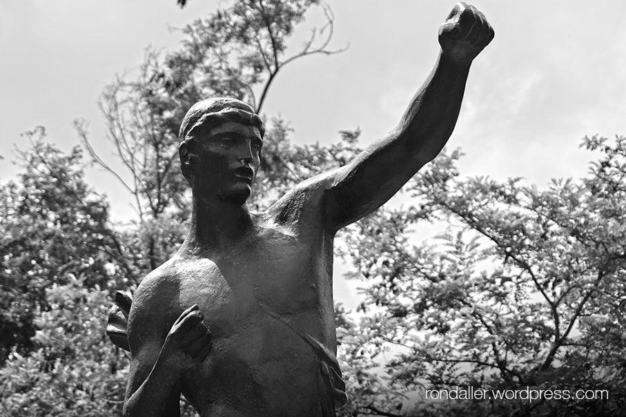 Atleta conduint una biga. Parc de Can Dragó. Nou Barris. 