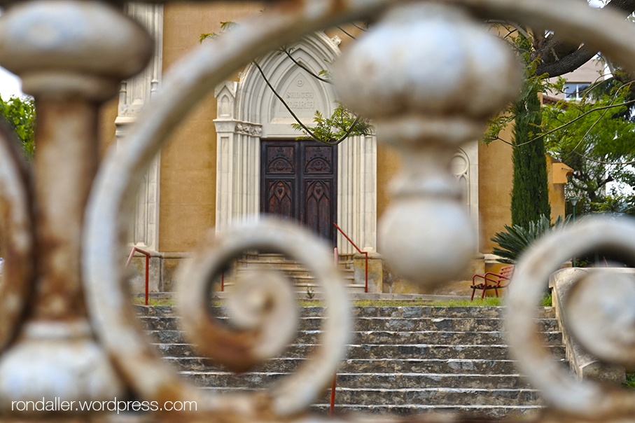 Entrada de la capella de l'antic hospital de Sant Pere de Vilassar de Dalt.