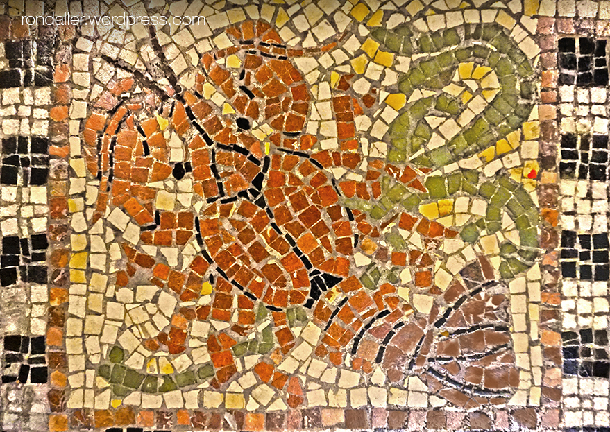 Mosaics de la capella del Sagrament de Mataró, realitzats per Maragliano. Detall d'un crustaci.