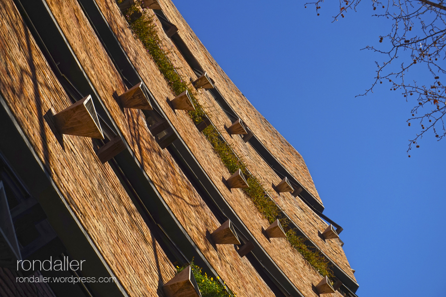 La plaça Gregori Taumaturg de Barcelona. Edifici de Bofill de 1965.