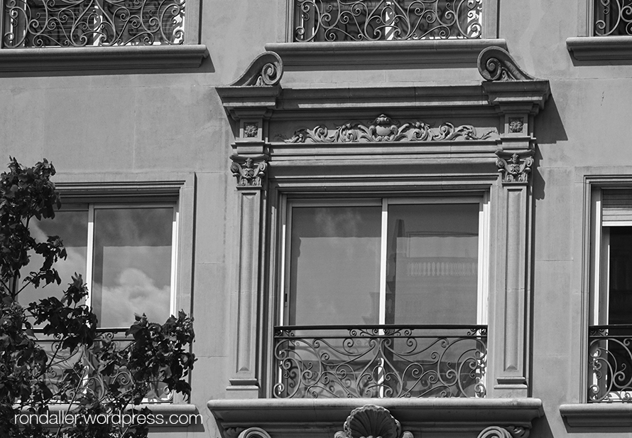 Arquitectura dels cinquanta al Turó Park, al barri de Sarrià - Sant Gervasi de Barcelona. Balcó de la planta principal.