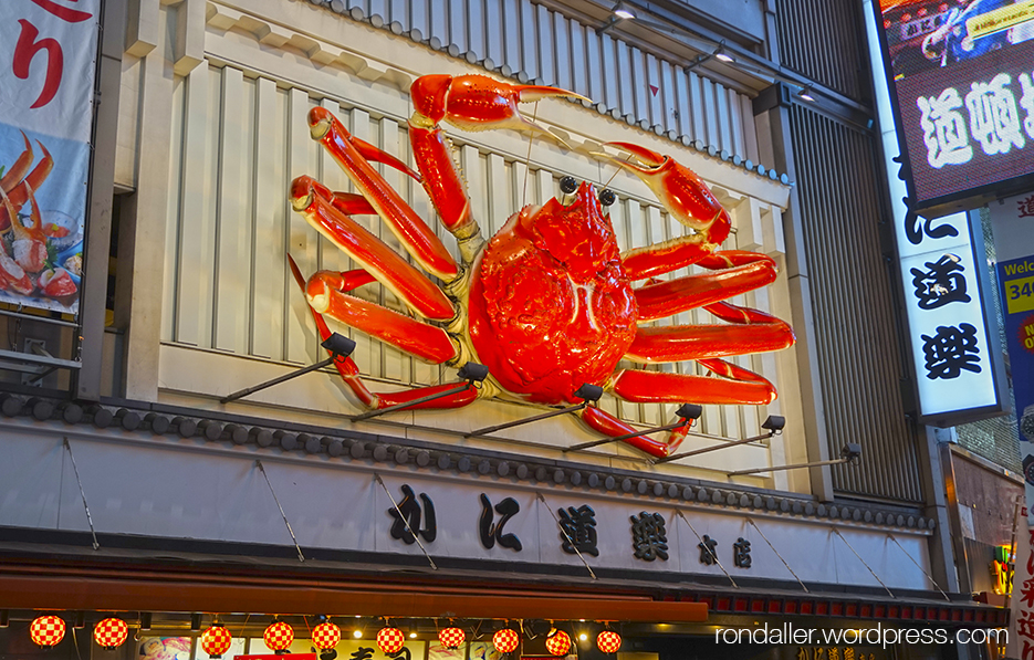 Curiositats del Japó. Un gran cran al rètol d'un restaurant d'Osaka.