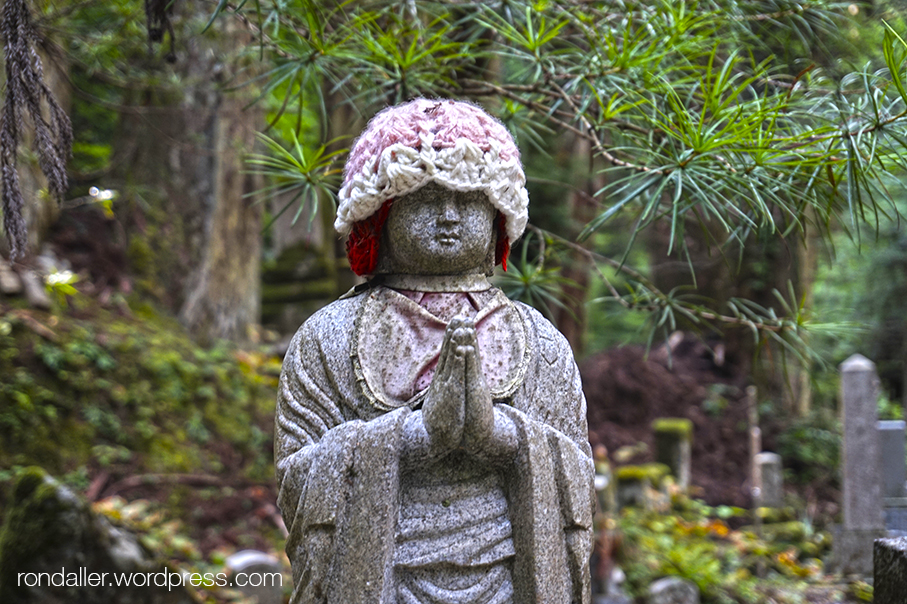 Curiositats religioses del Japó. Estàtua de Jizo amb un barret de llana i un pitet.