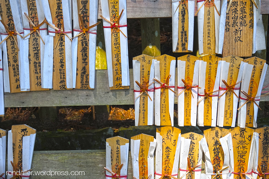 Curiositats religioses del Japó. Tauletes de fusta amb desitjos.